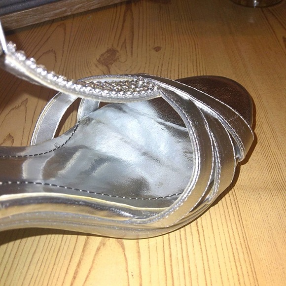 NWOT Lasonia Silver Glitter Strappy Sandal w/ Rhinestone Heel detail Sz. 6.5 - Picture 12 of 13